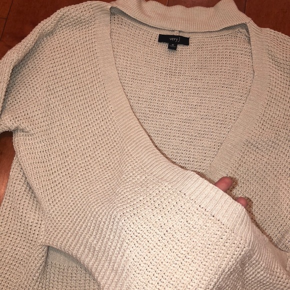 Cross Low V neck Crochet Sweater - Picture 2 of 3